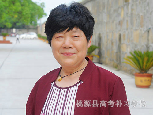 學校校長兼黨支部書記，英語高級教師高春枝